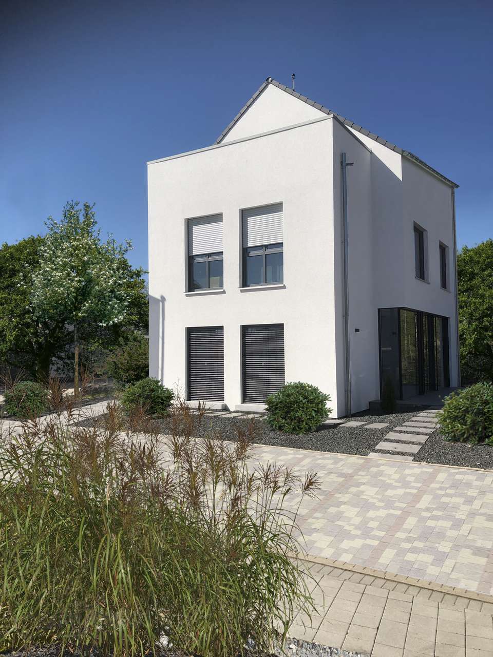 NIVEAUVOLLES STADTHAUS MIT WALMDACH