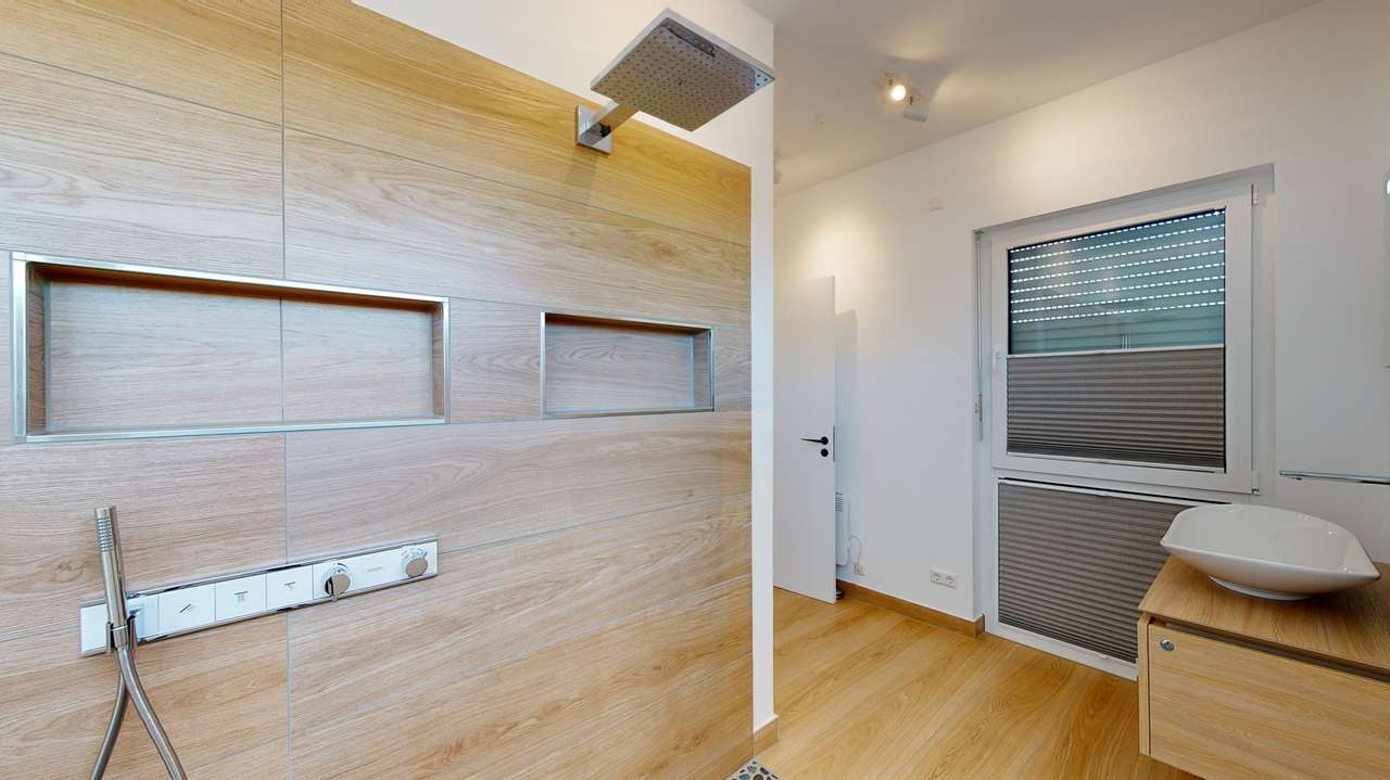 NIVEAUVOLLES STADTHAUS MIT WALMDACH