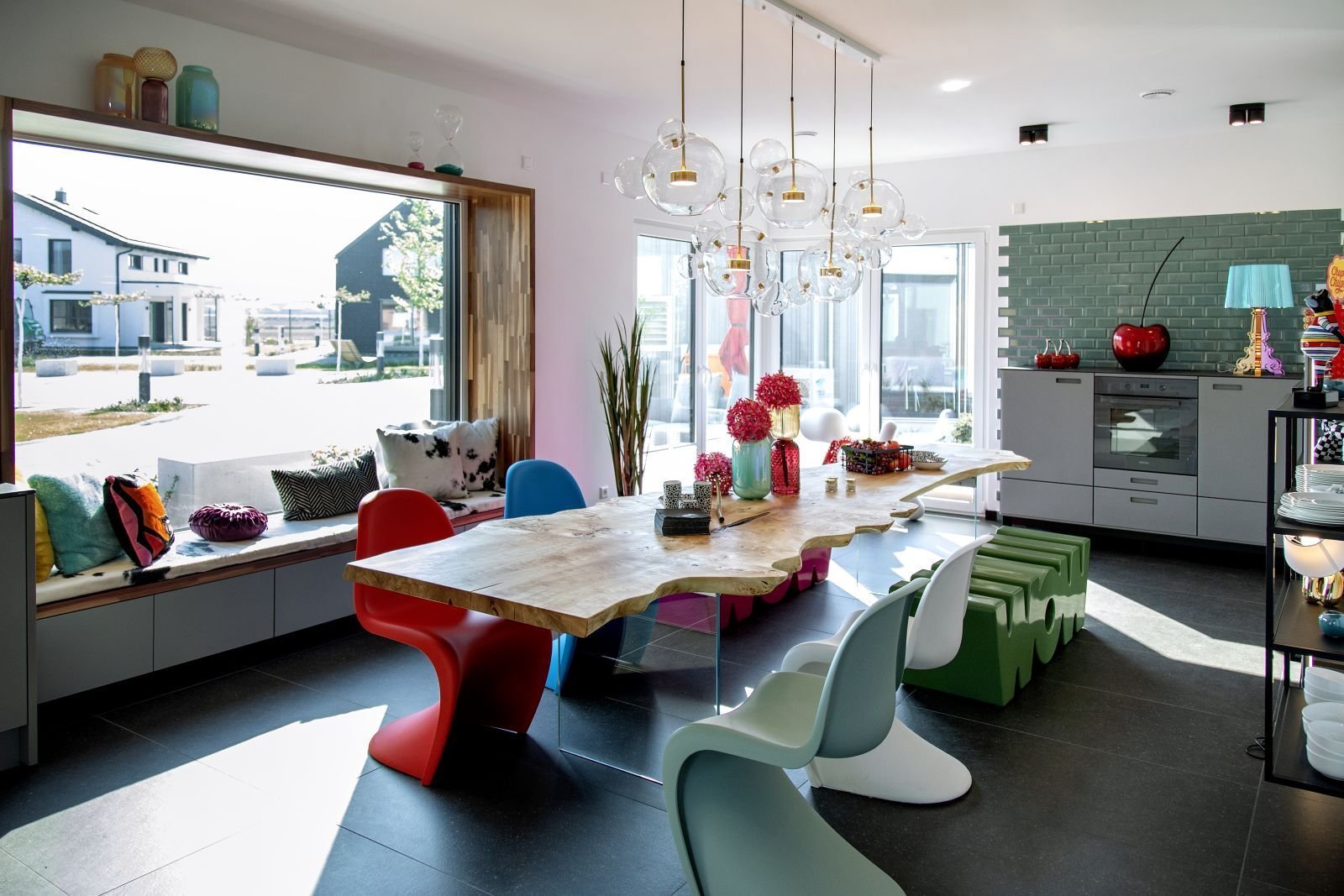 MODERNES UND OFFENES PULTHAUS